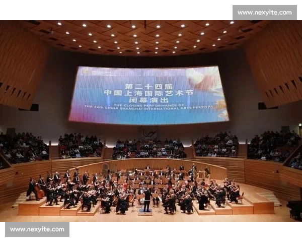 以钢琴比赛礼服为核心诠释舞台艺术与演奏气质之美风格与专业形象塑造