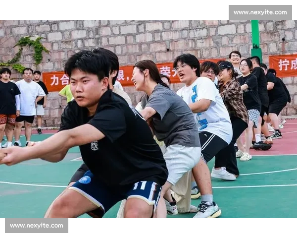 记一次紧张激烈又充满欢笑的小学拔河比赛团结拼搏的难忘时刻