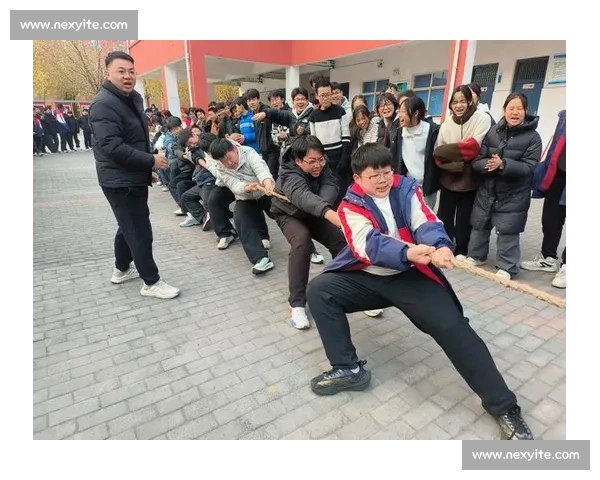 以生动笔触描写校园拔河比赛激烈瞬间的精彩句子集锦全景呈现团队力量与拼搏精神